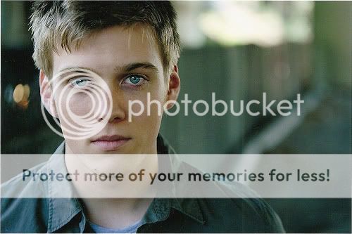 http://mob272.photobucket.com/albums/jj179/PadSpin/jake_abel7.jpg?t=1242171626